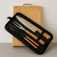 Imagem da promoção Kit Churrasco com Faca, Garfo, Pegador e Bolsa Profissional Churrasqueiro e Tábua de Bambu com alça