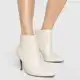 Bota Cano Curto Vizzano Bico Fino Lisa Feminina - Off White em oferta