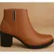 Bota Feminina Olzzy Salto Médio Coturno Cano Curto Detalhe Lateral Metal Confortável Moda Atual em oferta