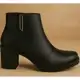 Bota Feminina Cano Curto Salto Médio Coturno Moda Detalhe Metal Confortável Promoção Original Olzzy em oferta