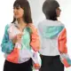 Jaqueta Corta Vento Feminina + Bag Shoulder Multicolor Corpo sem Forro Cordão no Capuz Forrado em oferta